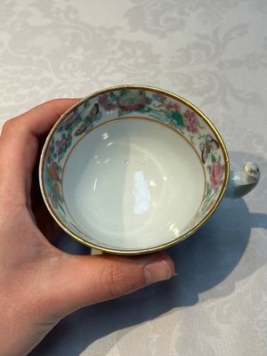 A Chinese Canton famille rose 20-piece tea service with figural design, 19th C. — photo 146