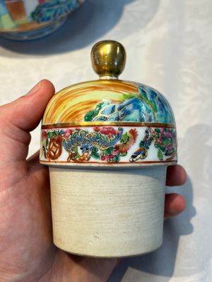 A Chinese Canton famille rose 20-piece tea service with figural design, 19th C. — photo 16