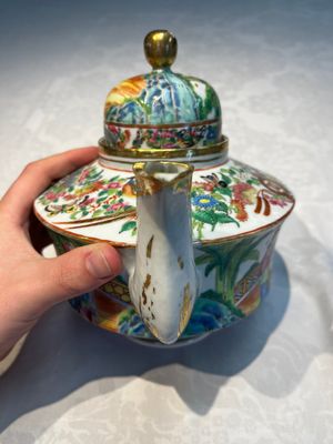 A Chinese Canton famille rose 20-piece tea service with figural design, 19th C. — photo 2
