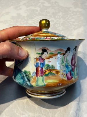 A Chinese Canton famille rose 20-piece tea service with figural design, 19th C. — photo 23