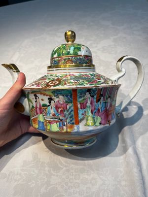 A Chinese Canton famille rose 20-piece tea service with figural design, 19th C. — photo 3