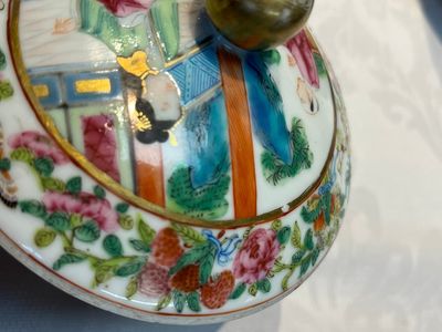 A Chinese Canton famille rose 20-piece tea service with figural design, 19th C. — photo 36