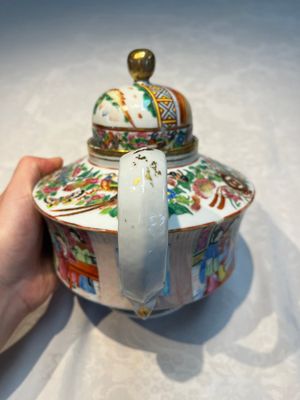 A Chinese Canton famille rose 20-piece tea service with figural design, 19th C. — photo 4