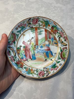 A Chinese Canton famille rose 20-piece tea service with figural design, 19th C. — photo 46