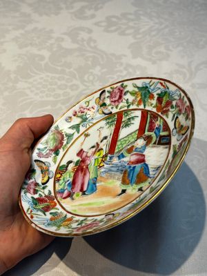 A Chinese Canton famille rose 20-piece tea service with figural design, 19th C. — photo 49