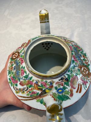 A Chinese Canton famille rose 20-piece tea service with figural design, 19th C. — photo 5