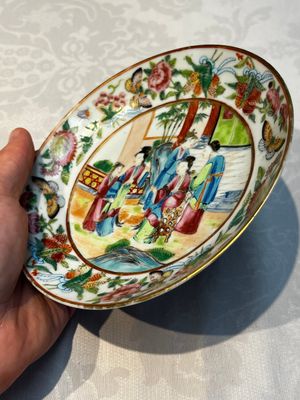 A Chinese Canton famille rose 20-piece tea service with figural design, 19th C. — photo 55