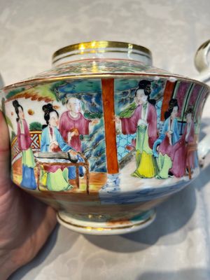 A Chinese Canton famille rose 20-piece tea service with figural design, 19th C. — photo 6