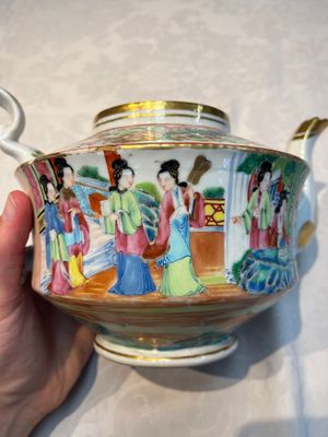 A Chinese Canton famille rose 20-piece tea service with figural design, 19th C. — photo 8