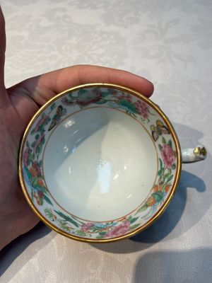 A Chinese Canton famille rose 20-piece tea service with figural design, 19th C. — photo 82