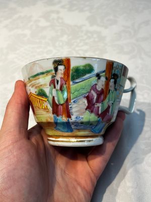 A Chinese Canton famille rose 20-piece tea service with figural design, 19th C. — photo 94