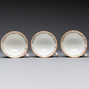 A Chinese Canton famille rose 20-piece tea service with figural design, 19th C. — photo 22