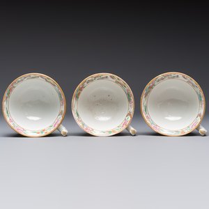 A Chinese Canton famille rose 20-piece tea service with figural design, 19th C. — photo 28