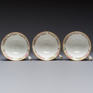 A Chinese Canton famille rose 20-piece tea service with figural design, 19th C. — photo 35