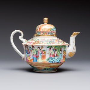 A Chinese Canton famille rose 20-piece tea service with figural design, 19th C. — photo 4