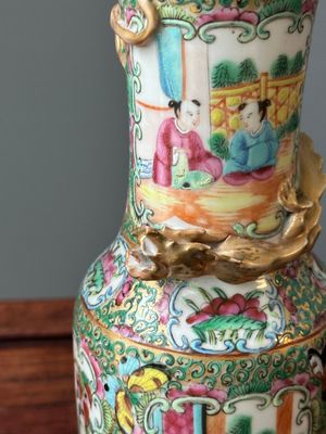 A Chinese Canton famille rose basin and a pair of vases with narrative design, 19th C. — photo 17
