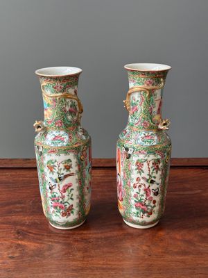 A Chinese Canton famille rose basin and a pair of vases with narrative design, 19th C. — photo 19