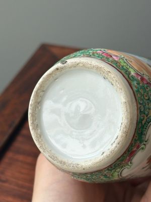 A Chinese Canton famille rose basin and a pair of vases with narrative design, 19th C. — photo 22