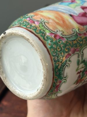 A Chinese Canton famille rose basin and a pair of vases with narrative design, 19th C. — photo 23