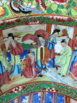 A Chinese Canton famille rose basin and a pair of vases with narrative design, 19th C. — photo 6
