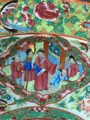 A Chinese Canton famille rose basin and a pair of vases with narrative design, 19th C. — photo 10