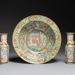A Chinese Canton famille rose basin and a pair of vases with narrative design, 19th C. — photo 1