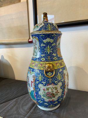 A Chinese Canton famille rose blue-ground vase and cover, 19th C. — 照片 2