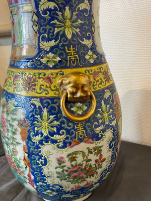 A Chinese Canton famille rose blue-ground vase and cover, 19th C. — 照片 4