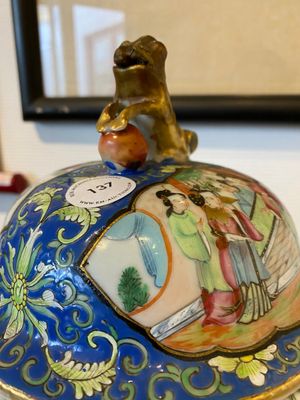 A Chinese Canton famille rose blue-ground vase and cover, 19th C. — 照片 7