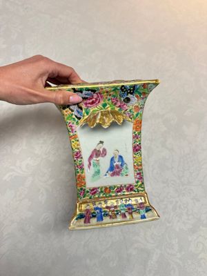 A Chinese Canton famille rose bough pot with narrative design, 19th C. — photo 1