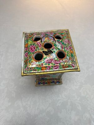 A Chinese Canton famille rose bough pot with narrative design, 19th C. — photo 5