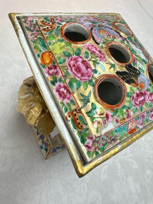 A Chinese Canton famille rose bough pot with narrative design, 19th C. — photo 6