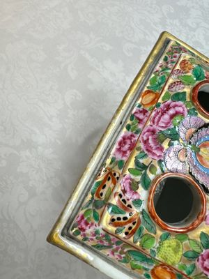 A Chinese Canton famille rose bough pot with narrative design, 19th C. — photo 7