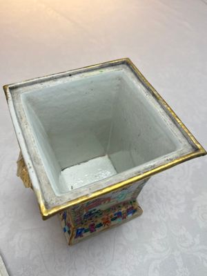A Chinese Canton famille rose bough pot with narrative design, 19th C. — photo 10