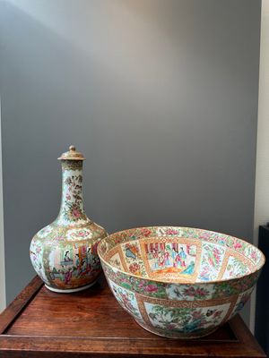 A Chinese Canton famille rose bowl and a covered bottle vase, 19th C. — photo 1