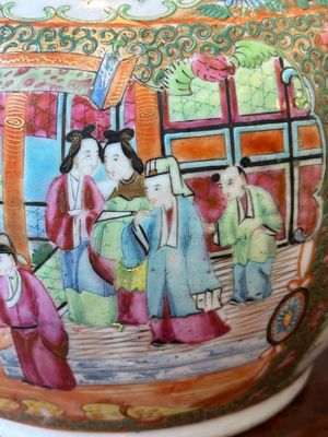 A Chinese Canton famille rose bowl and a covered bottle vase, 19th C. — photo 13