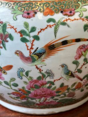A Chinese Canton famille rose bowl and a covered bottle vase, 19th C. — photo 15