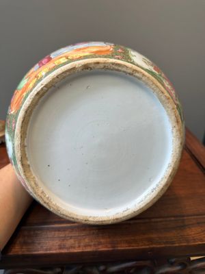 A Chinese Canton famille rose bowl and a covered bottle vase, 19th C. — photo 16