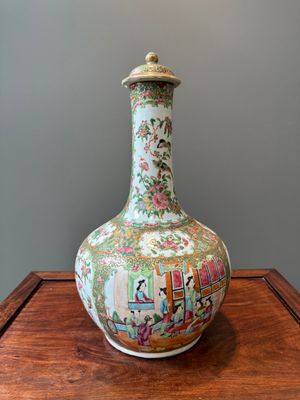 A Chinese Canton famille rose bowl and a covered bottle vase, 19th C. — photo 2