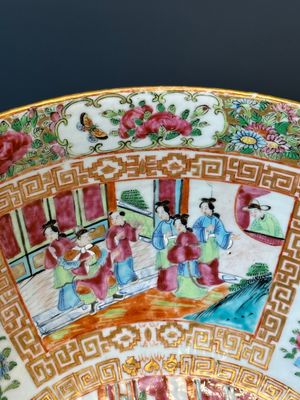 A Chinese Canton famille rose bowl and a covered bottle vase, 19th C. — photo 22