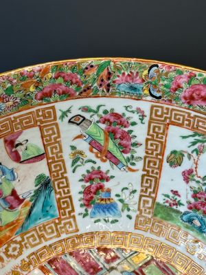 A Chinese Canton famille rose bowl and a covered bottle vase, 19th C. — photo 23