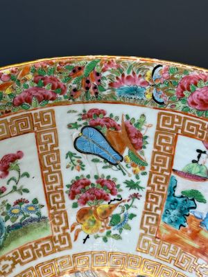 A Chinese Canton famille rose bowl and a covered bottle vase, 19th C. — photo 25