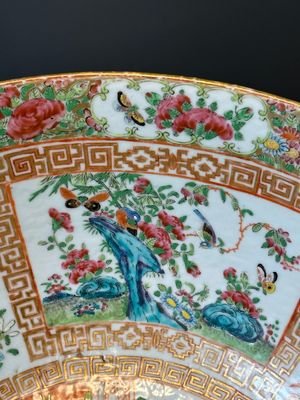 A Chinese Canton famille rose bowl and a covered bottle vase, 19th C. — photo 27