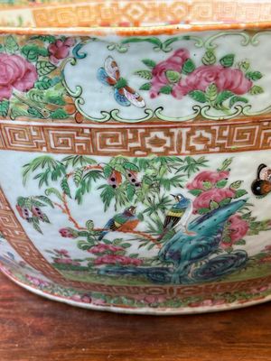 A Chinese Canton famille rose bowl and a covered bottle vase, 19th C. — photo 29