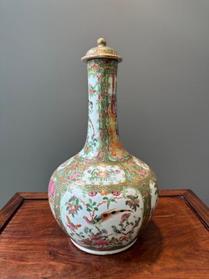 A Chinese Canton famille rose bowl and a covered bottle vase, 19th C. — photo 3