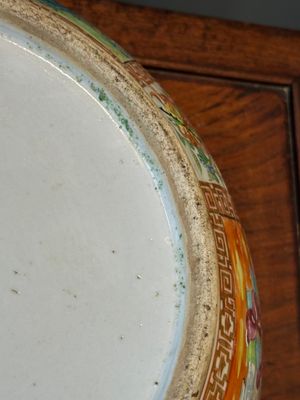 A Chinese Canton famille rose bowl and a covered bottle vase, 19th C. — photo 34