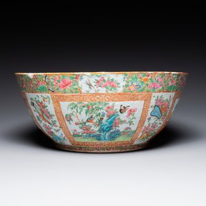 A Chinese Canton famille rose bowl and a covered bottle vase, 19th C. — photo 11