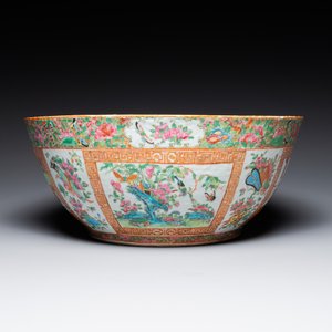 A Chinese Canton famille rose bowl and a covered bottle vase, 19th C. — photo 9