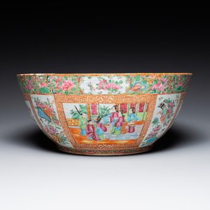 A Chinese Canton famille rose bowl and a covered bottle vase, 19th C. — photo 10