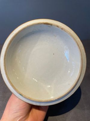 A Chinese Canton famille rose bowl and cover with figures in a landscape, Qianlong — photo 10